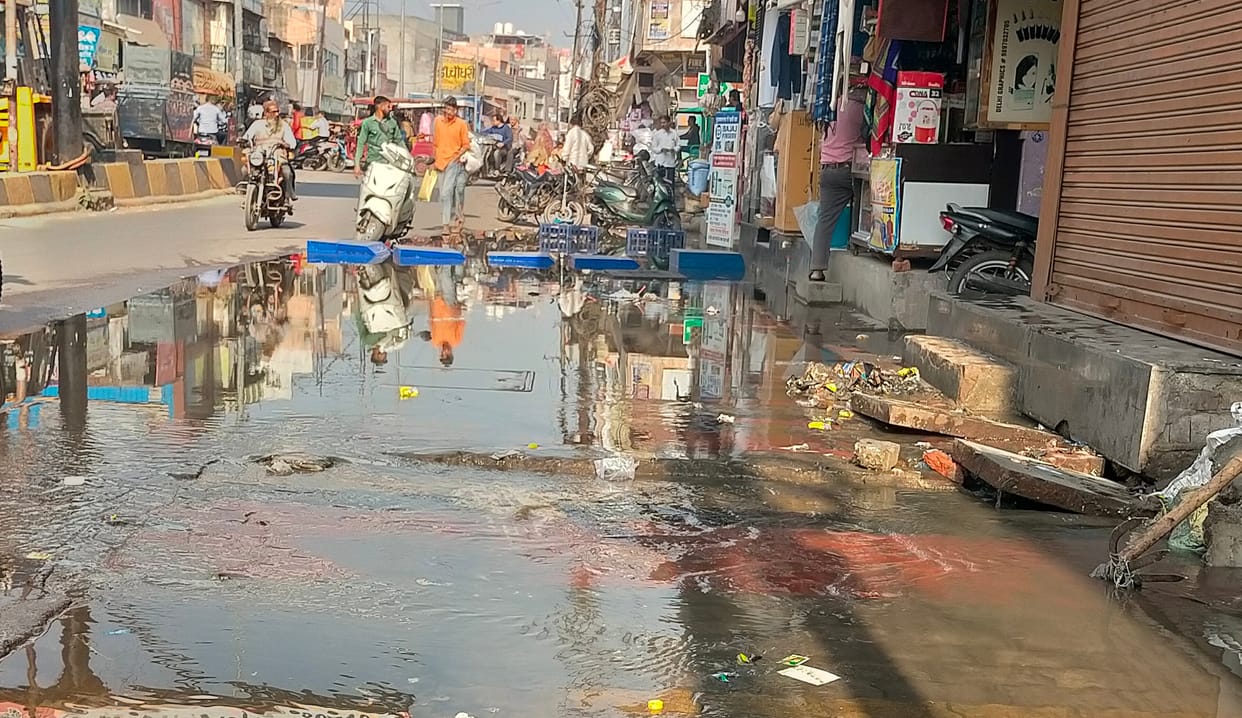 The work of cleaning the drain at Navalti Chowk started after three days