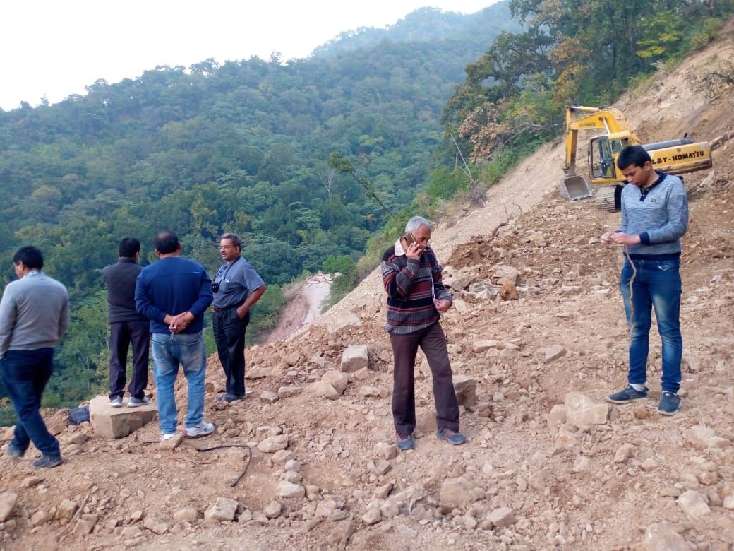 THDC engineers saw the road