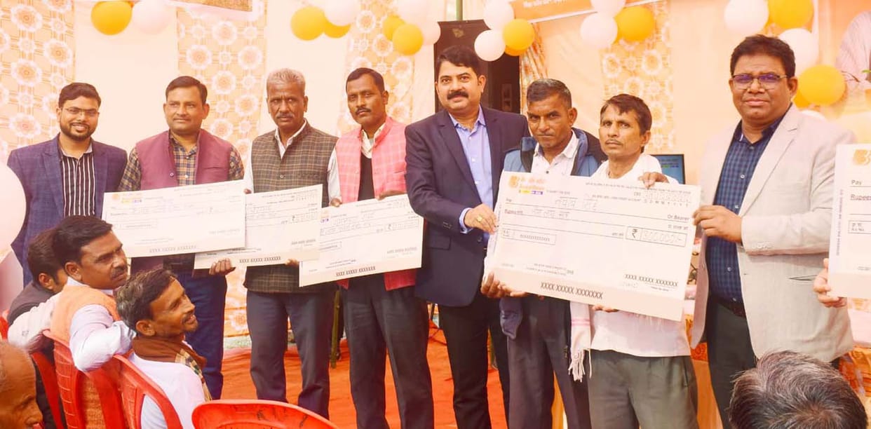 Six branches of Bank of Baroda distributed loans of two and a half crores to the beneficiaries