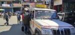 लोहाघाट स्टेशन बाजार में खड़ी रौंसाल दिगालीचौड़ जाने के लिए टैक्सी।
