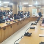 कर्मचारियों को संदेश देते एमडीए उपाध्यक्ष अभिषेक पांडे।