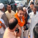 खतौली में लोगों से बात करते चौधरी जयंत।