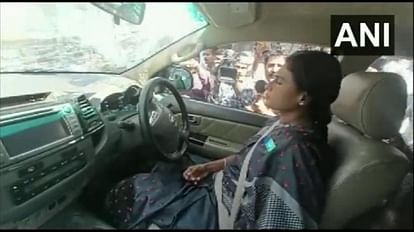Hyderabad Police drags YSRTP Chief Sharmila Reddy car for protesting against the Telangana CM KCR