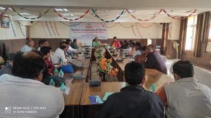 आयकर भवन में डीआईओएस, स्कूल-कालेज प्रबंधक व लेखाधिकारियों के साथ बैठक करते आयकर अधिकारी टीडीएस अ?