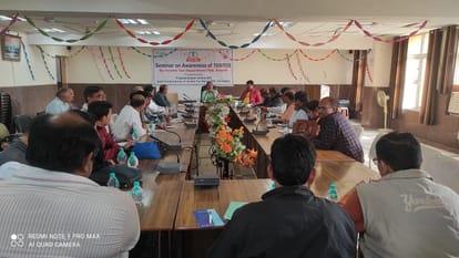आयकर भवन में डीआईओएस, स्कूल-कालेज प्रबंधक व लेखाधिकारियों के साथ बैठक करते आयकर अधिकारी टीडीएस अ?