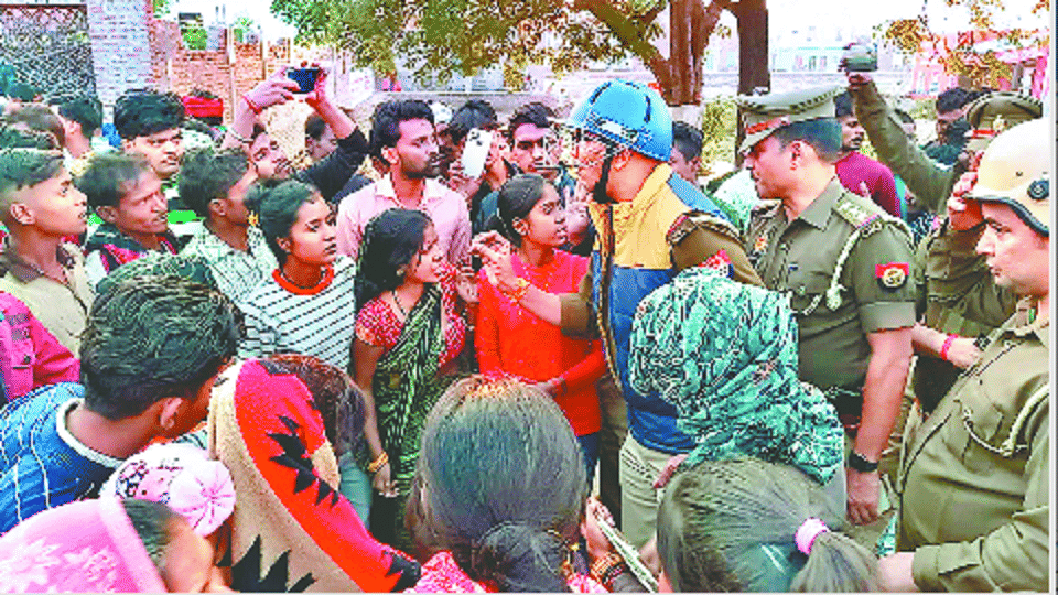 Young man died due to overturning of tractor-trolley angry people jammed in Firozabad