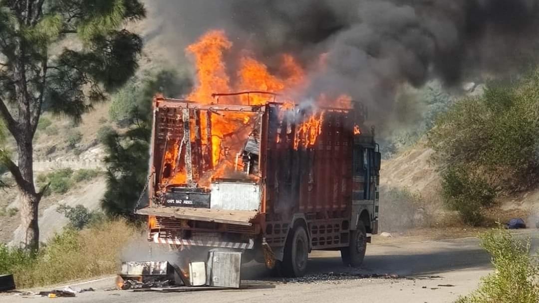 Akhnoor fire broke out in a truck carrying army goodspolice and security forces brought it under control