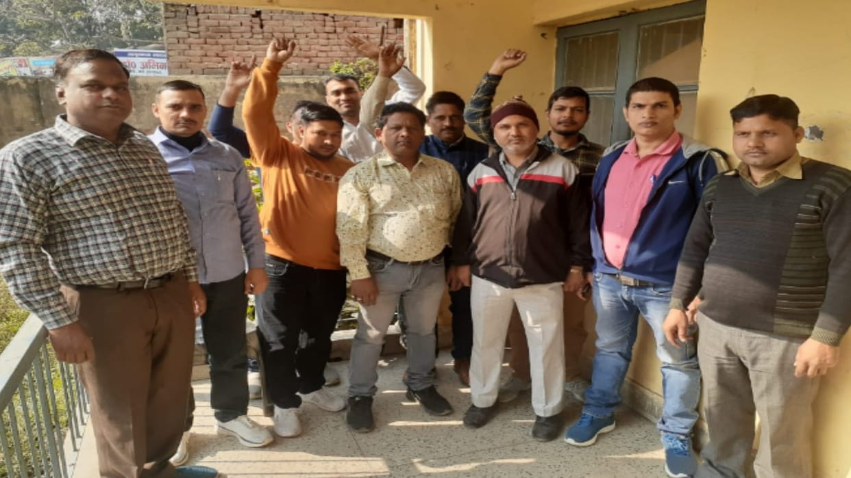 Baghpat : The officers and employees have protest against privatization of government