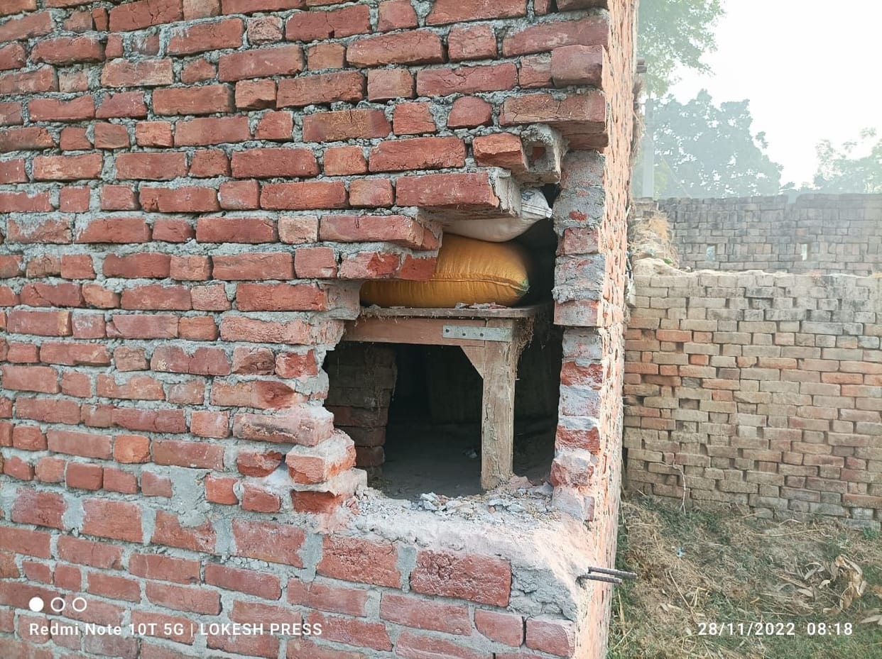 Thieves took away jewelry worth lakhs by making a dent in the wall