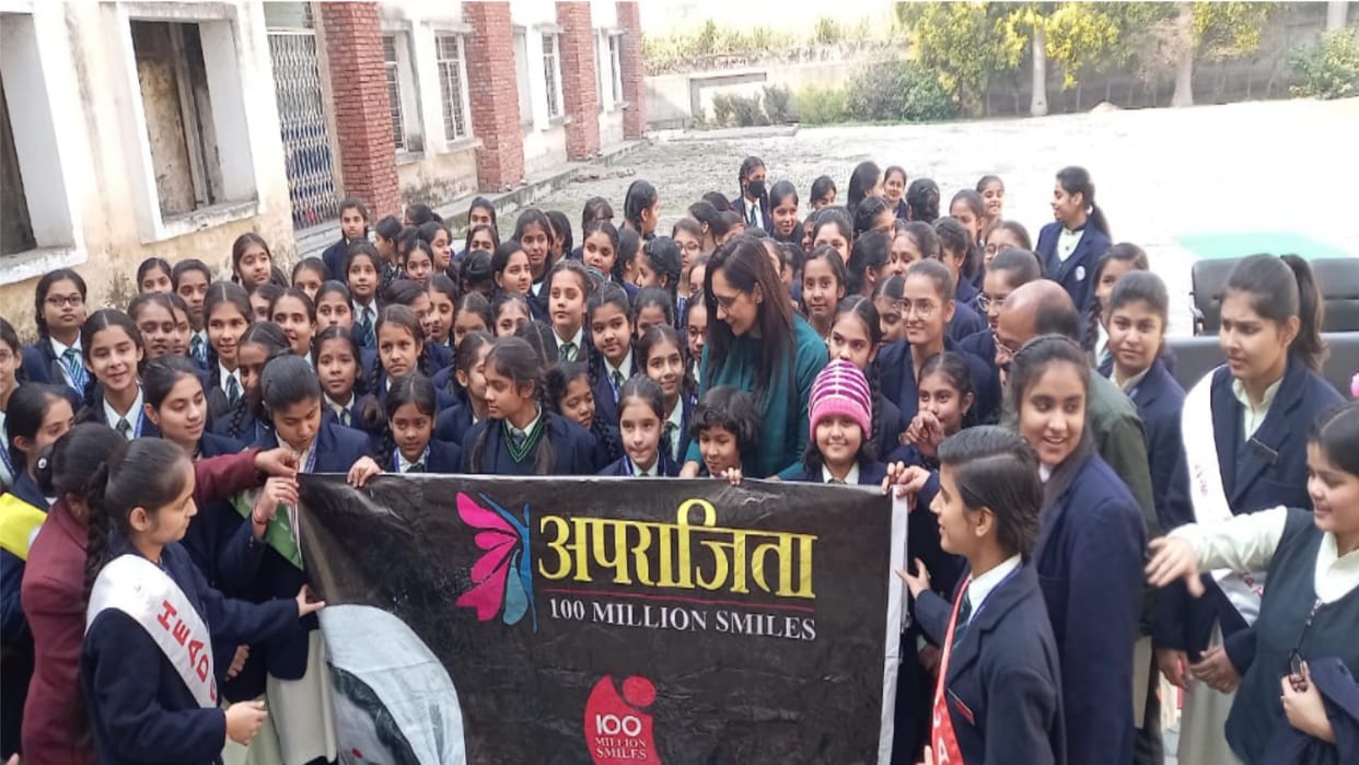 Aprajita 100 million smiles: SDM Ritu Chaudhary of Bijnor gave mantras of success to the children