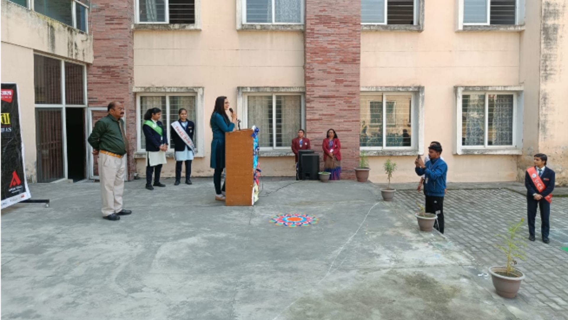 Aprajita 100 million smiles: SDM Ritu Chaudhary of Bijnor gave mantras of success to the children