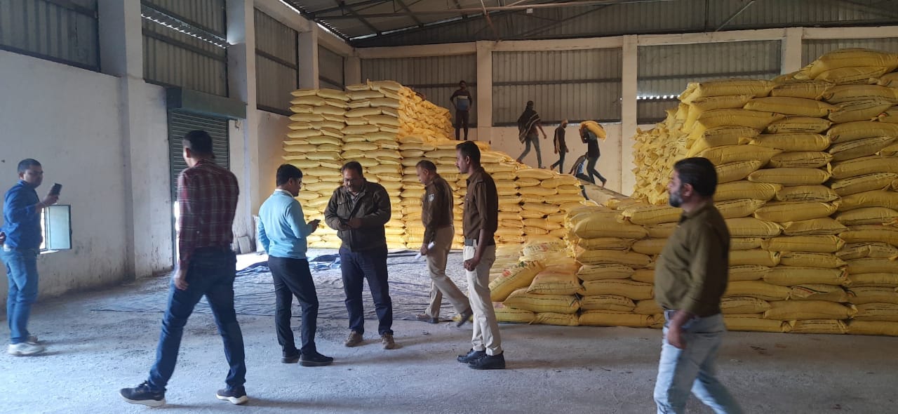 MP News Trader was selling fertilizer by black marketing in Berasia, 1000 sacks of urea seized from warehouse