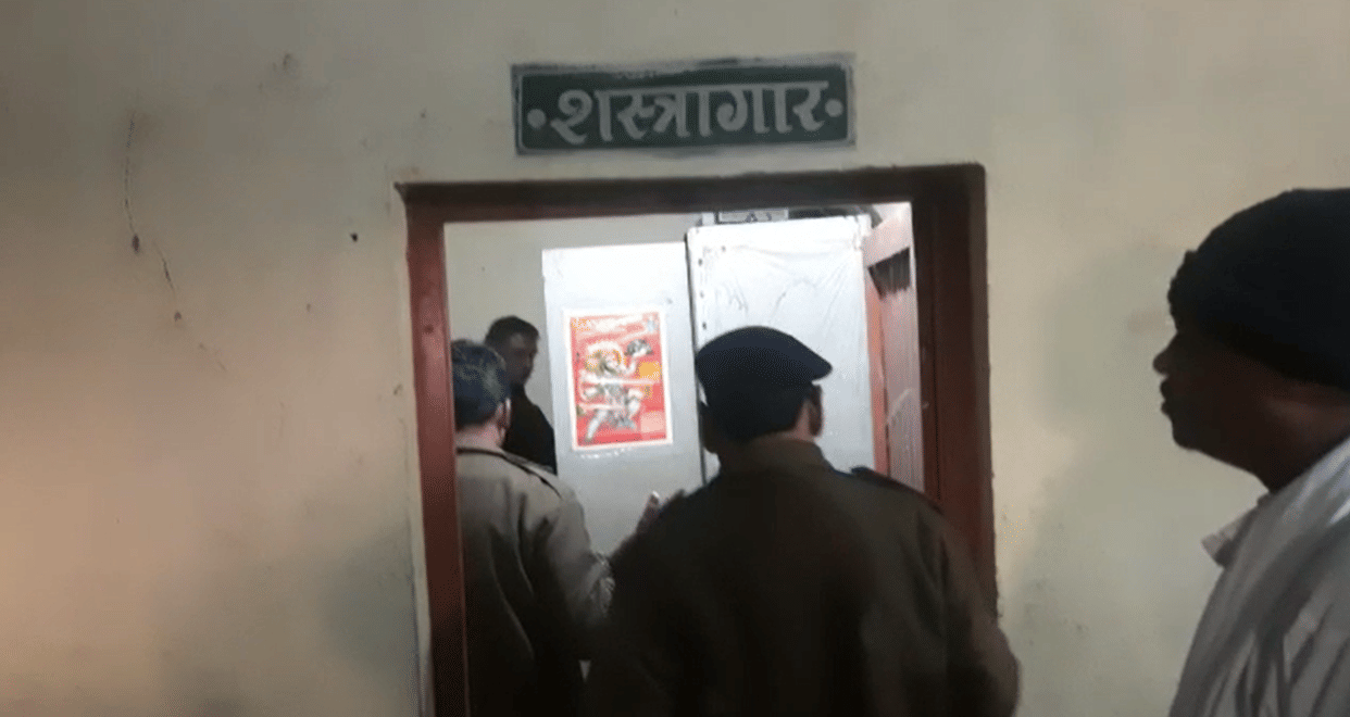 Wood mafia fearless in Burhanpur, looted 17 guns and cartridges from forest outpost