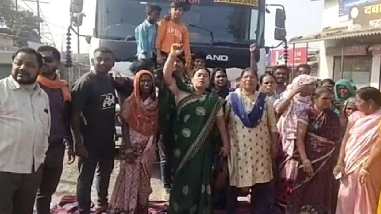 chhattisgarh people protest against heavy vehicles on korba main road