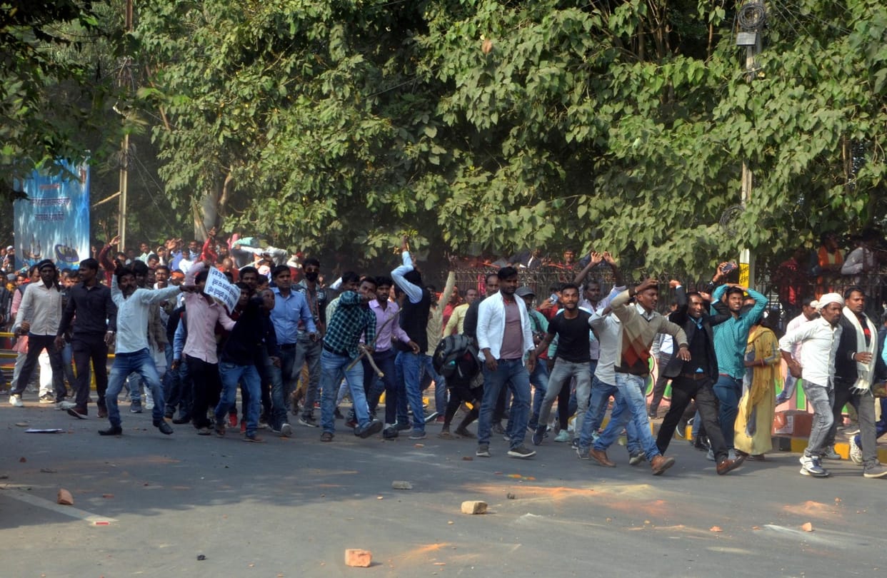 Stones pelted in Patna, lathi charge by police: Deadlock during march of Pasi Samaj, ruckus on JP golumber