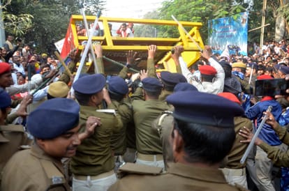 Stones pelted in Patna, lathi charge by police: Deadlock during march of Pasi Samaj, ruckus on JP golumber