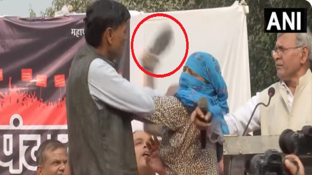 Uproar in Beti Bachao Mahapanchayat woman beat Samdhi with sandal