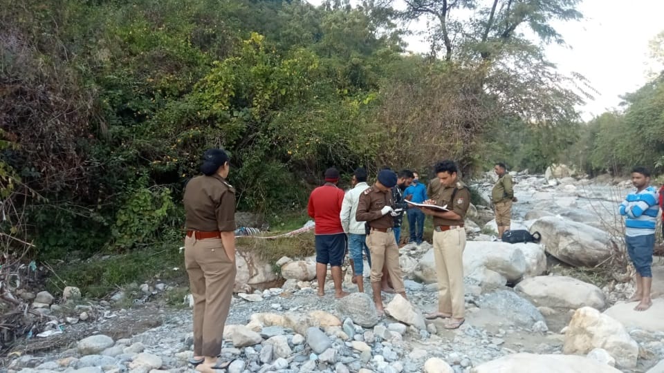 Dehradun Crime News: Wife done E-rickshaw driver Husband Murder with lover in Guchhupani Robber Cave