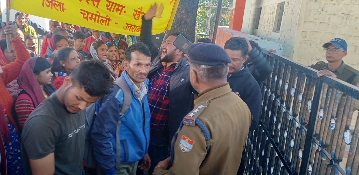 villagers Protest for the road Chamoli Uttarakhand news in hindi