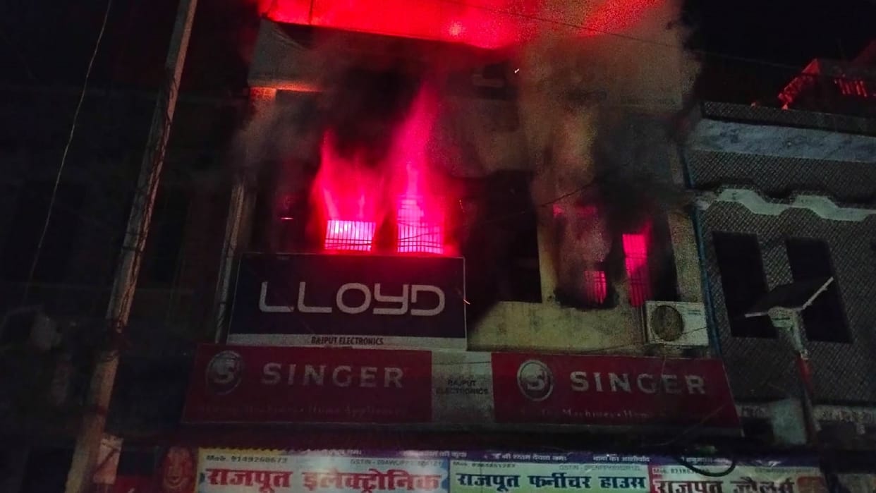 Firozabad: Fierce fire broke out in jewelry shop in Jasrana, five burnt alive, CM expressed grief