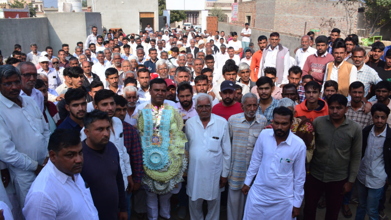 Supporters gave Rs 71 lakh to the defeated sarpanch candidate in Pilimandori village of Fatehabad
