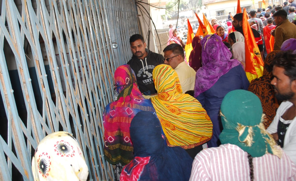 Hathras: Clash between workers of Rashtriya Savarna Parishad and electricity workers