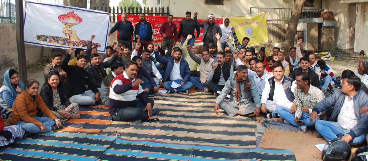 Hathras: Electricians boycotted work, staged a sit-in