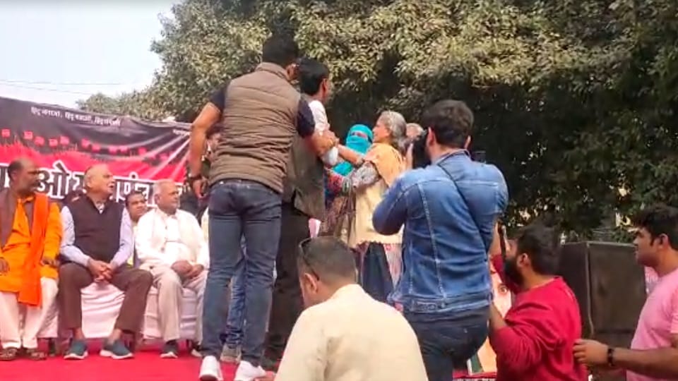 Uproar in Beti Bachao Mahapanchayat woman beat Samdhi with sandal