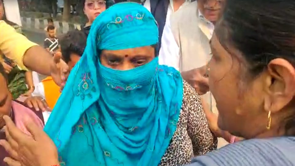 Uproar in Beti Bachao Mahapanchayat woman beat Samdhi with sandal