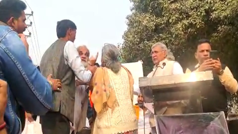 Uproar in Beti Bachao Mahapanchayat woman beat Samdhi with sandal