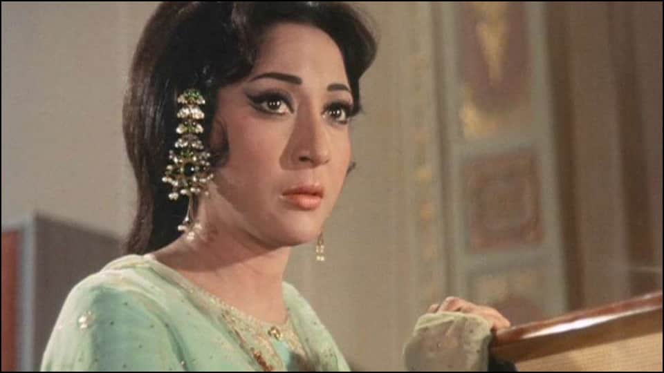 vivaad bollywood ke when Mala Sinha slapped kareena kapoor sasu maa sharmila tagore on film humsaya set