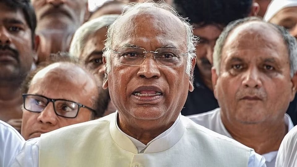 Mallikarjun Kharge Appeals to PM Modi After NDMA's Gag Order On Joshimath News in Hindi