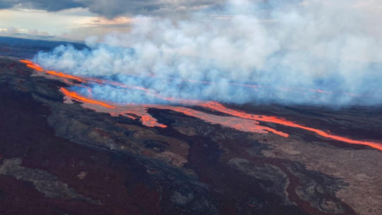 Worlds largest active volcano Hawaiis Mauna Loa erupts for 1st time in nearly 4 decades