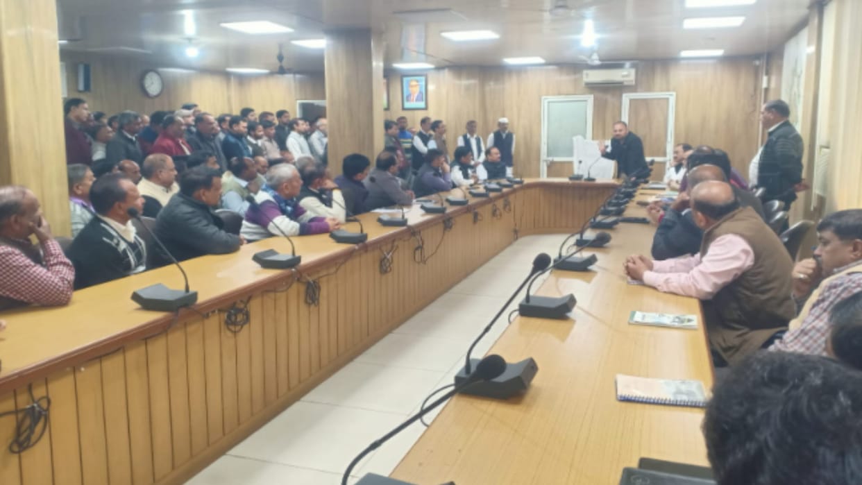 Meerut: MDA Vice President Abhishek Pandey gave strict instructions to the employees after assuming office