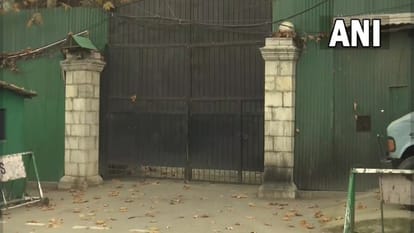 Jammu Kashmir Former CM Mehbooba Mufti vacated the government bungalow