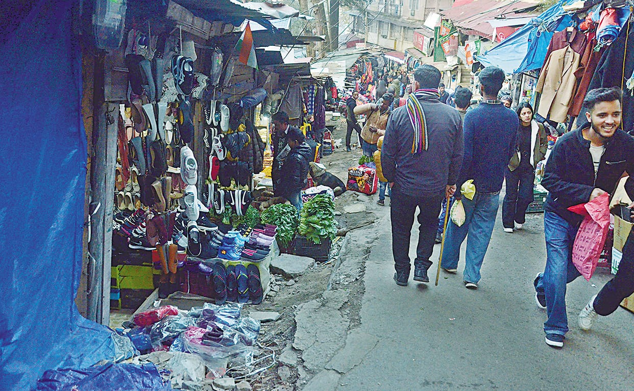 Shimla:   market is collapsing, MC could not closed the shops