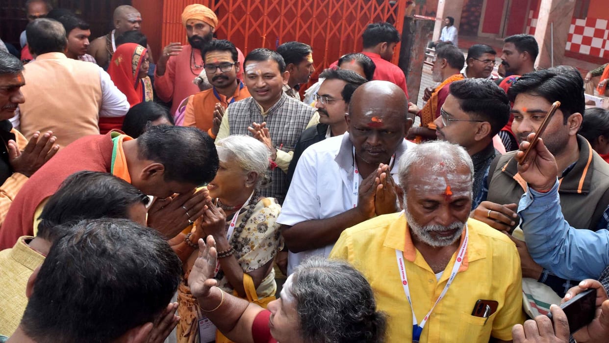 BJP workers showered flowers on Tamil visitors