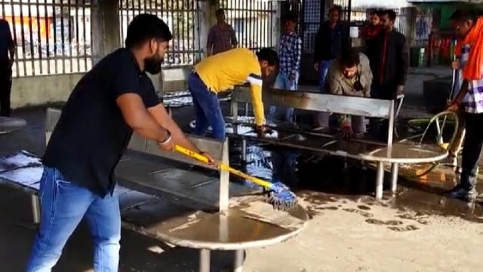 Unique performance by cleaning the railway station