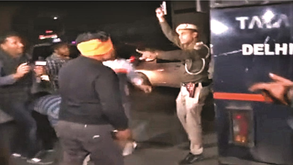 Policemen honored for foiling attempt to attack Aftab