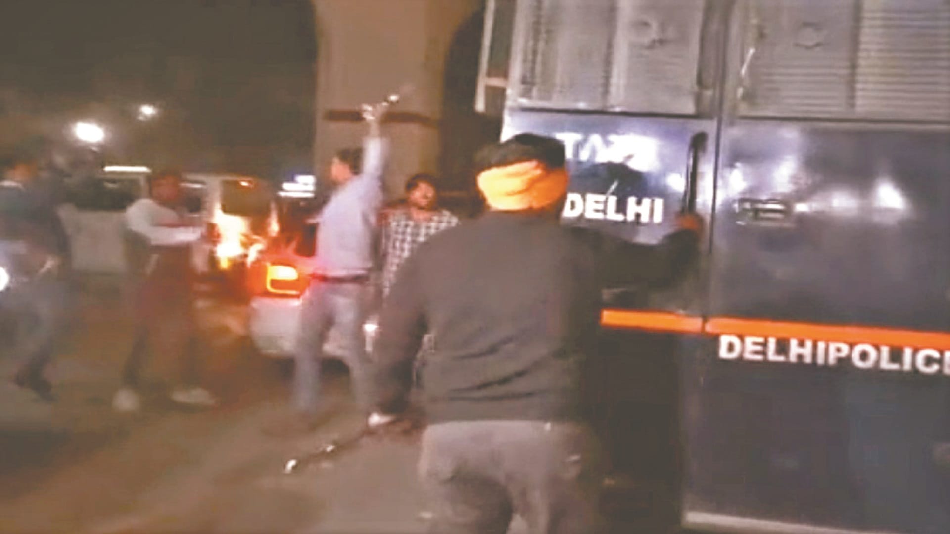 Policemen honored for foiling attempt to attack Aftab
