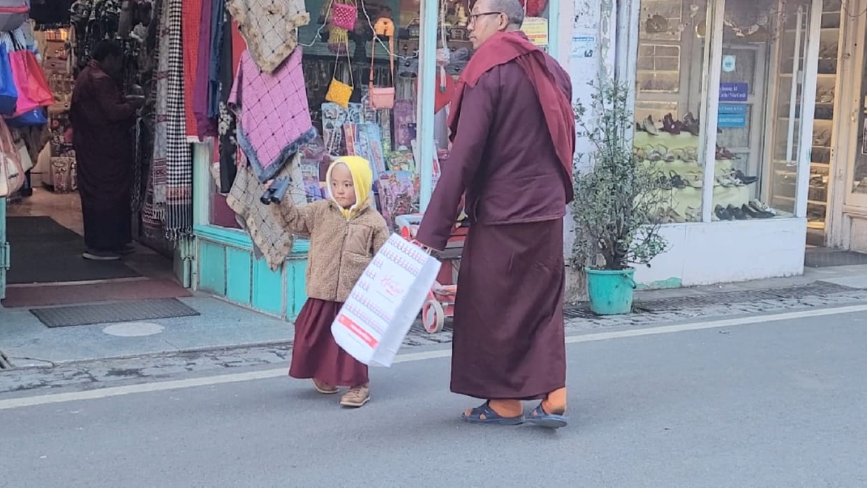 Taklung Chetul Rinpoche's fourth reincarnation Nawang tashi rapten visited Mall Road shimla, bought binoculars