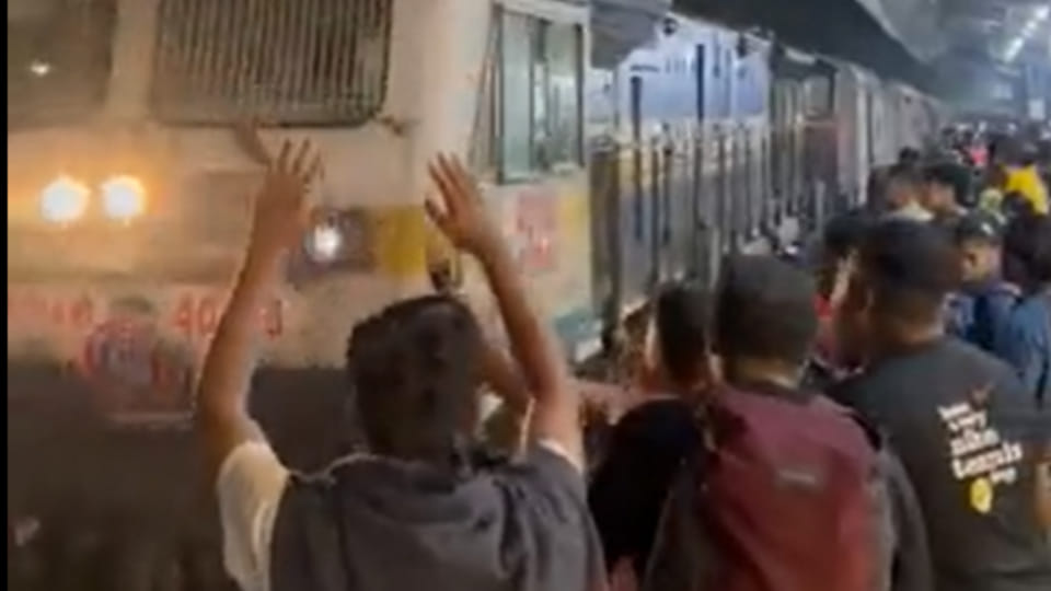 Video: Train Arrives After 9-Hour Delay, Passengers welcomed by dancing and clapping