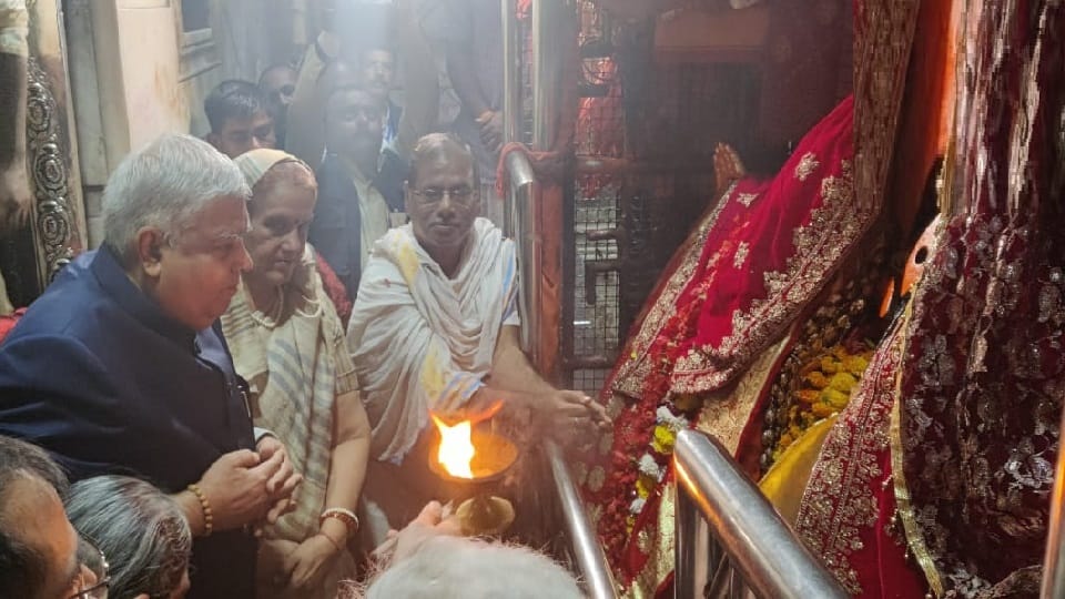 Vice President Jagdeep Dhankhar visit west bengal and offers prayers at Kolkata Kalighat temple