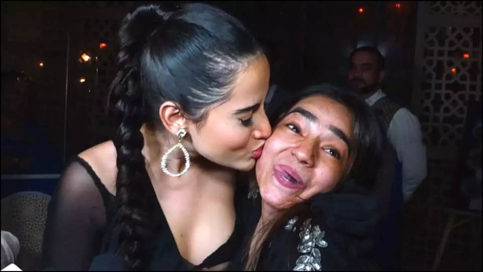 Urfi Javed meet her fans and kissed video getting viral on social media users said giving wrong teaching