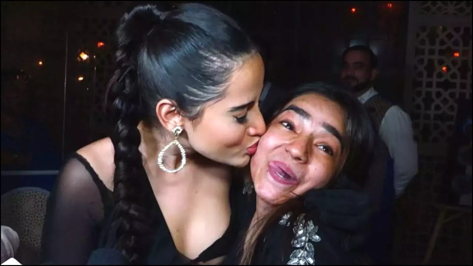 Urfi Javed meet her fans and kissed video getting viral on social media users said giving wrong teaching