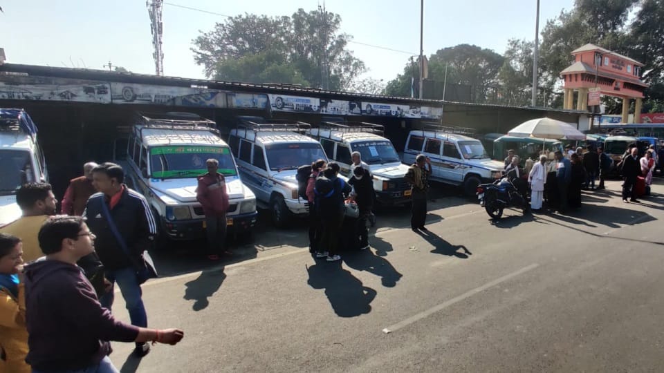 Uttarakhand News: 80 Thousand vehicles including Vikram auto bus Chakka jam news in hindi