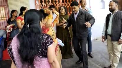 वायरल वीडियो में नाचते लोग