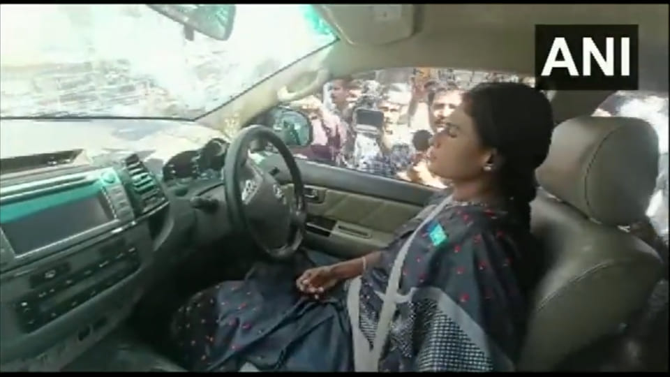 Hyderabad Police drags YSRTP Chief Sharmila Reddy car for protesting against the Telangana CM KCR