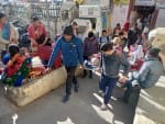भालू के हमले में जख्मी बुजुर्ग को बागेश्वर जिला अस्पताल लाते लोग। संवाद