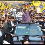 रोड शो निकालते सीएम केजरीवाल